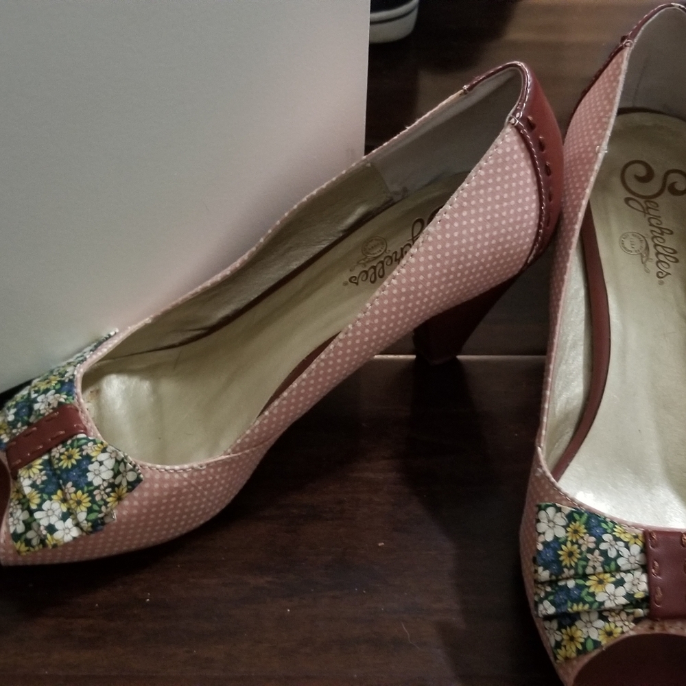 Size 8 Seychelles